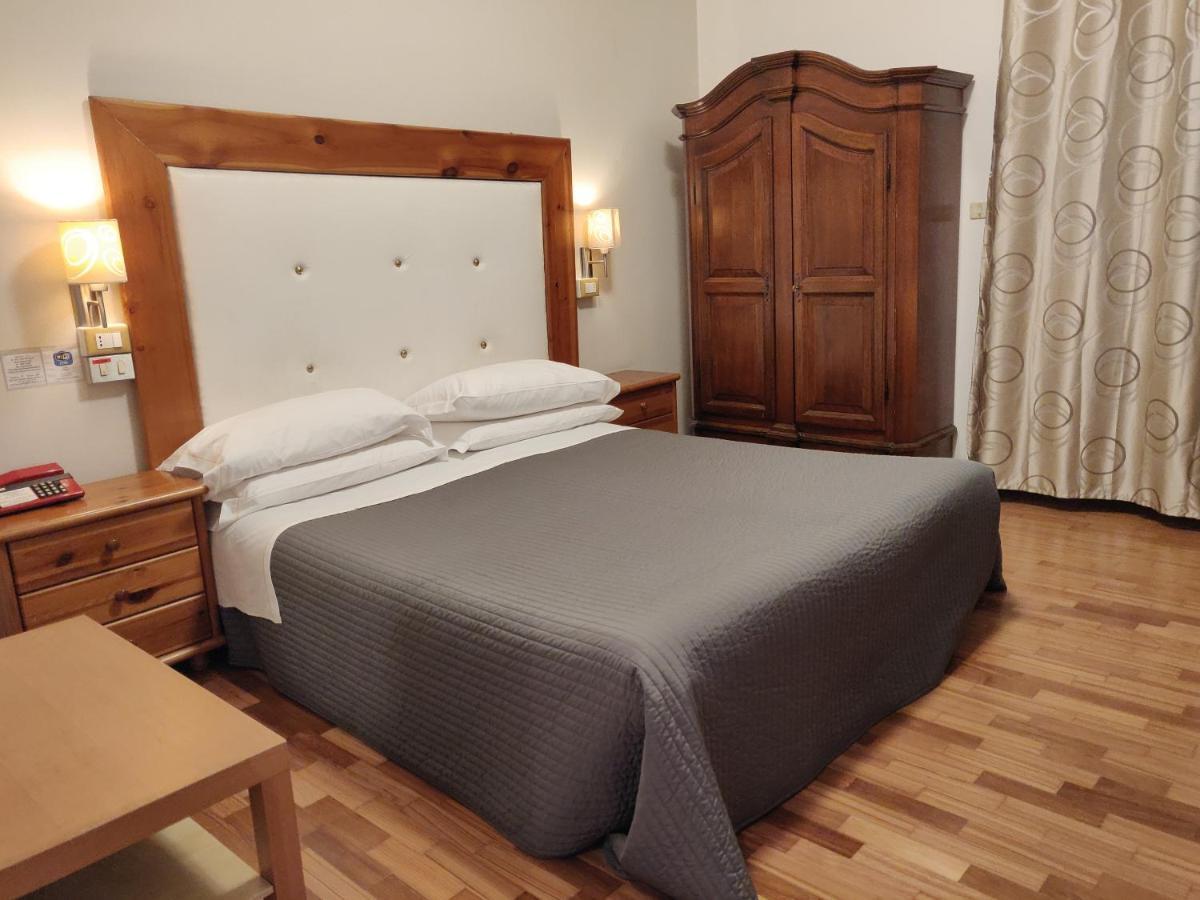 Hotel Il Rustichello Лонато Екстериор снимка