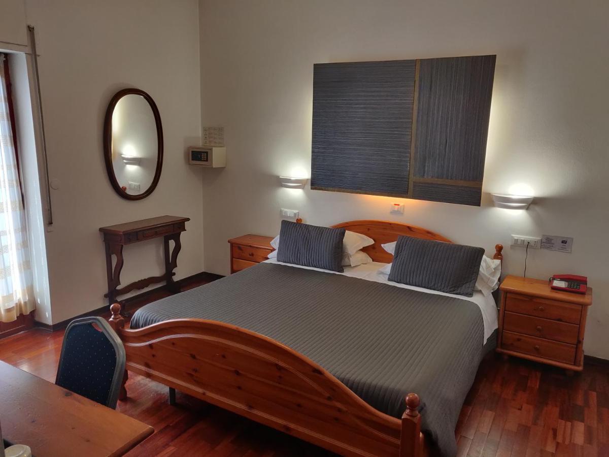 Hotel Il Rustichello Лонато Екстериор снимка