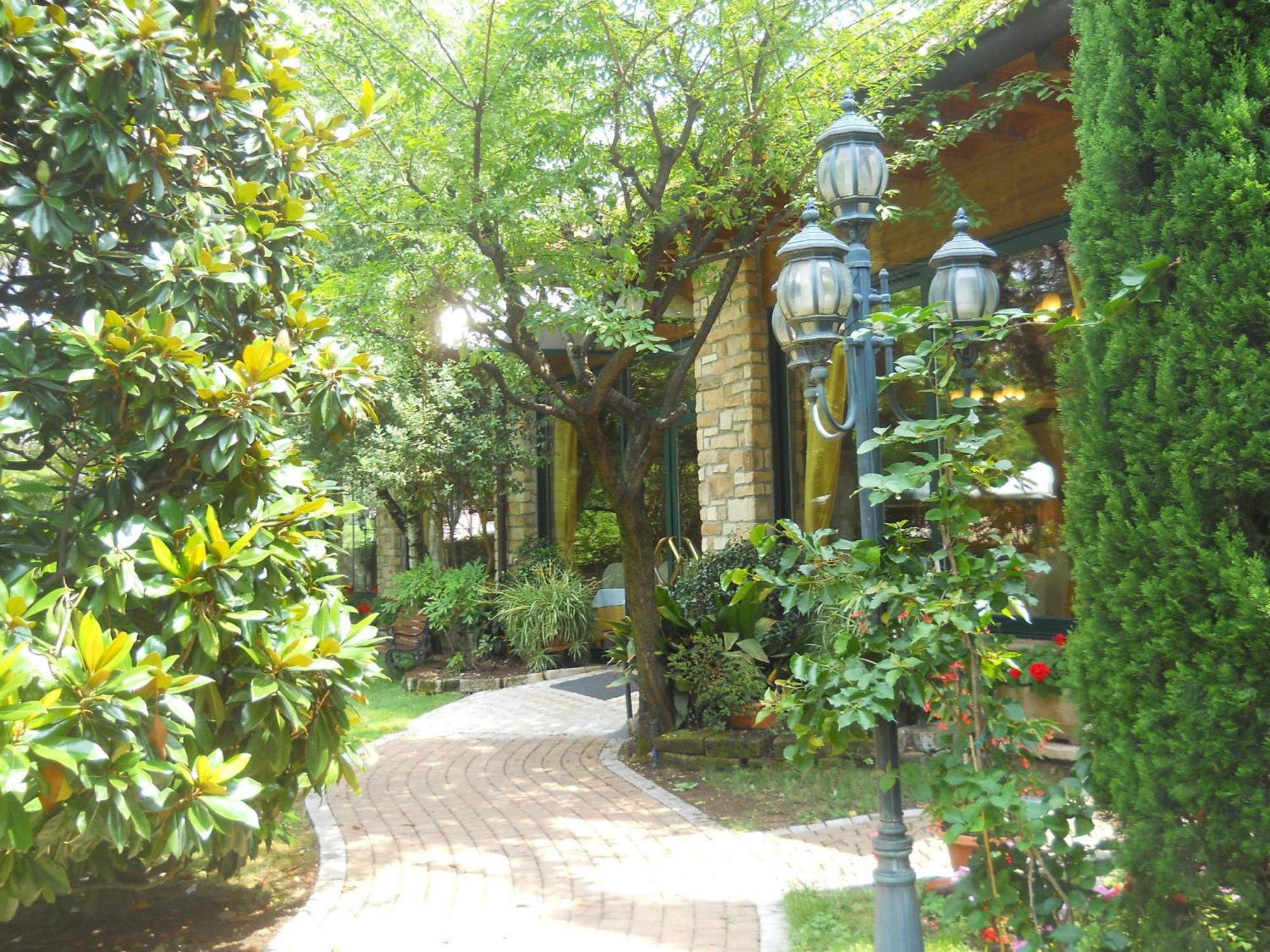 Hotel Il Rustichello Лонато Екстериор снимка