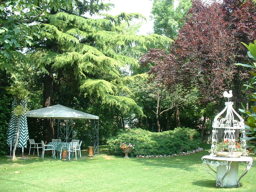 Hotel Il Rustichello Лонато Екстериор снимка