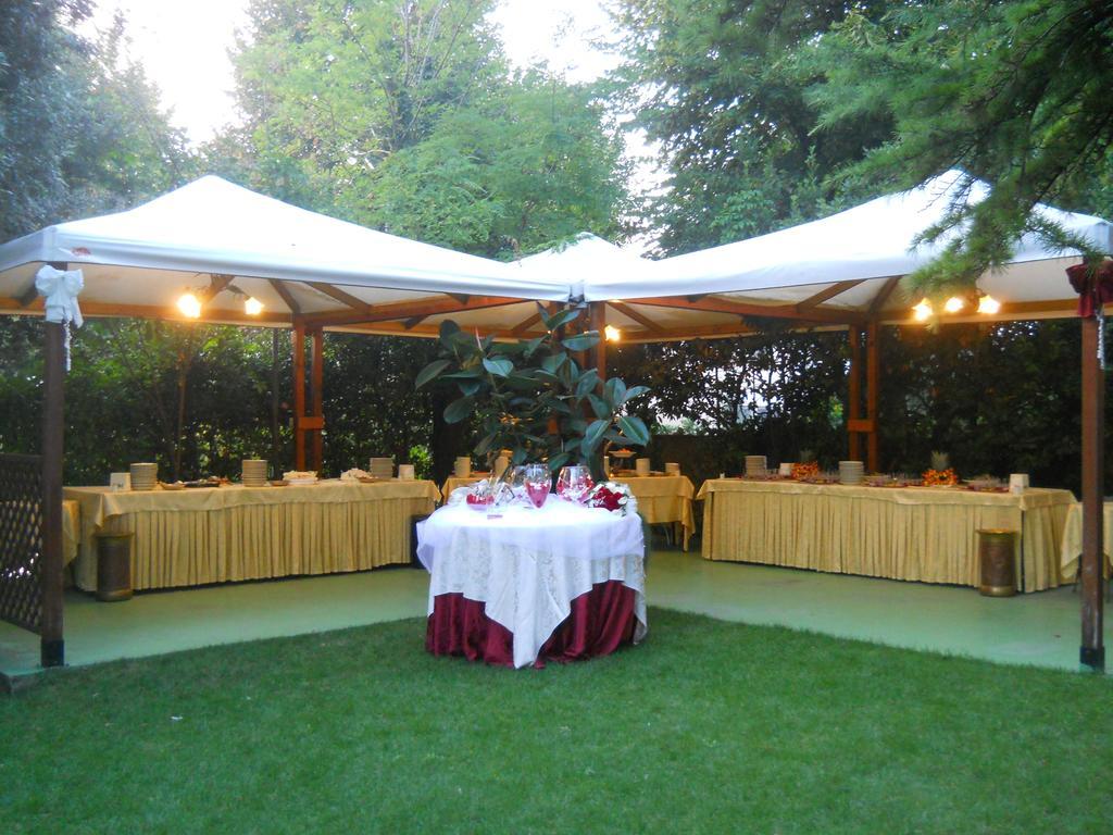 Hotel Il Rustichello Лонато Екстериор снимка