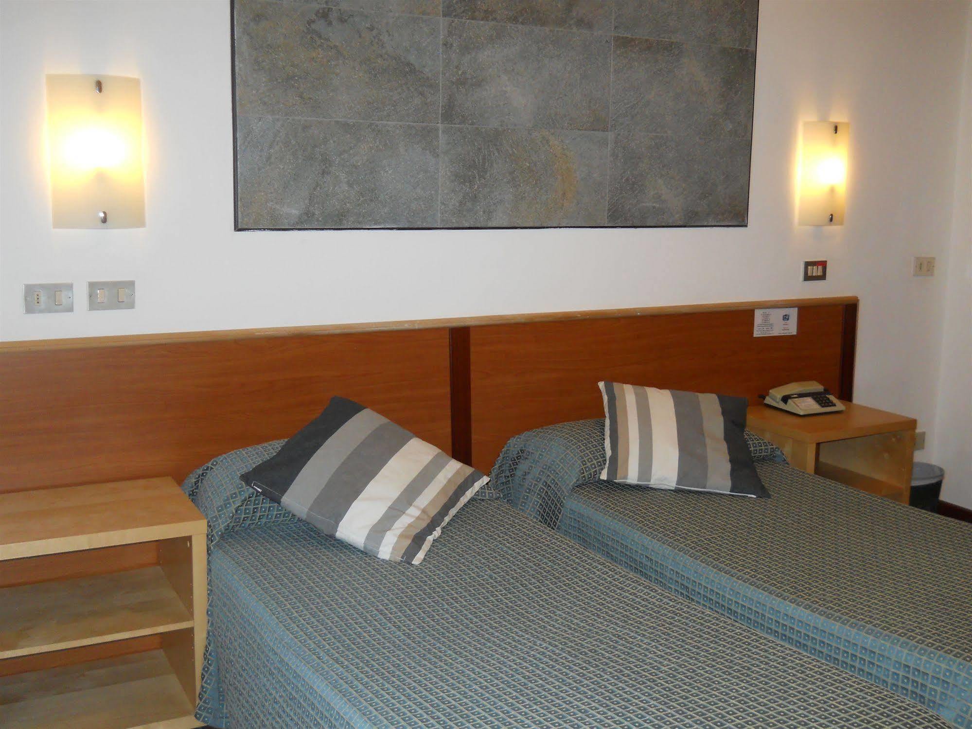Hotel Il Rustichello Лонато Екстериор снимка