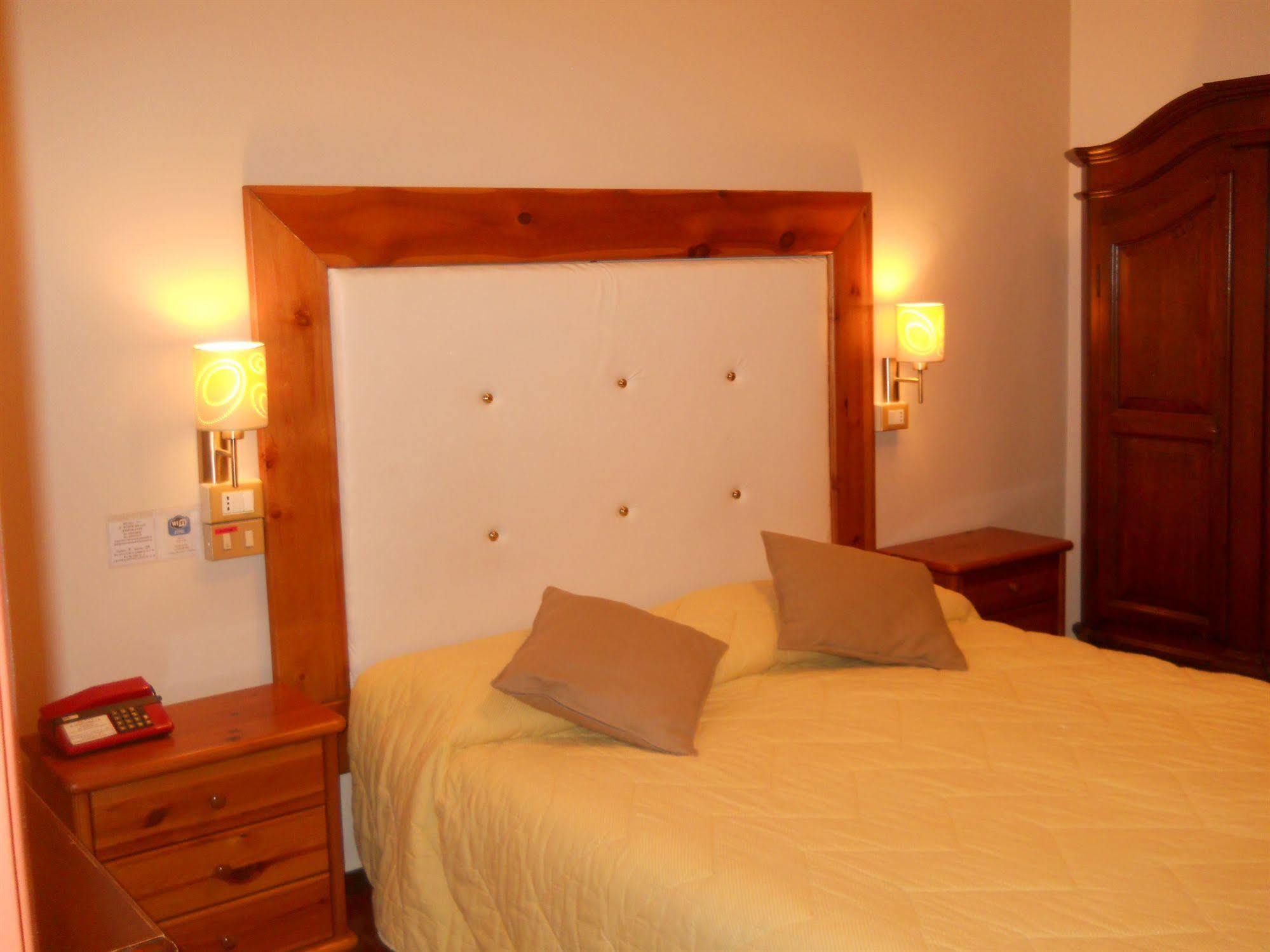 Hotel Il Rustichello Лонато Екстериор снимка