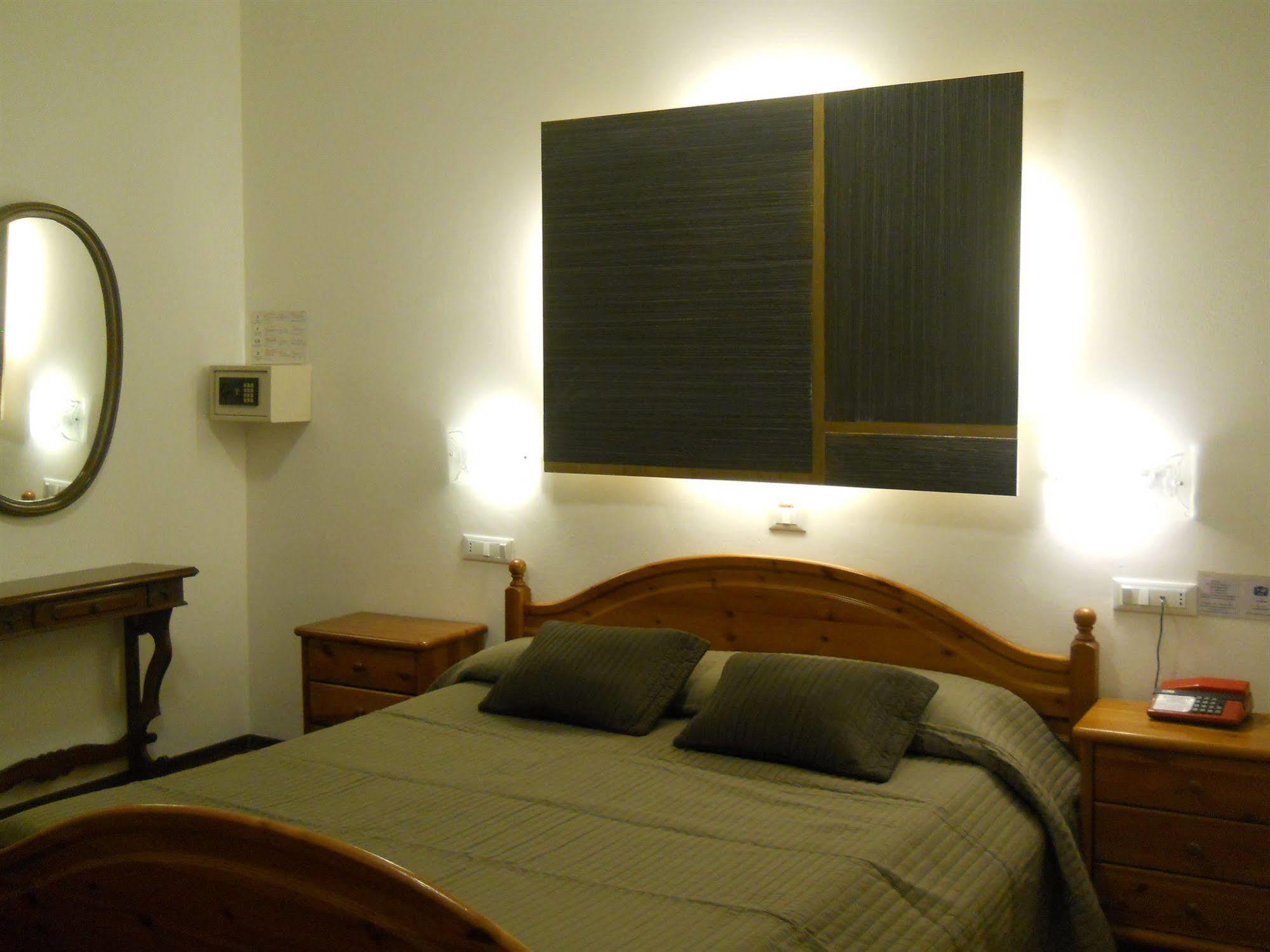 Hotel Il Rustichello Лонато Екстериор снимка